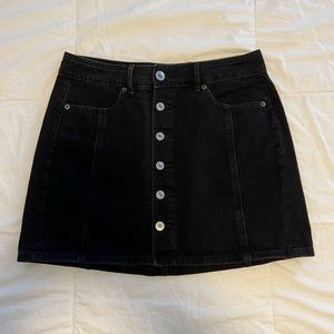 American Eagle black stretchy denim skirt.